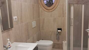 Doccia, asciugacapelli, bidet, asciugamani