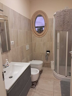 Dusche, Haartrockner, Bidet, Handtücher