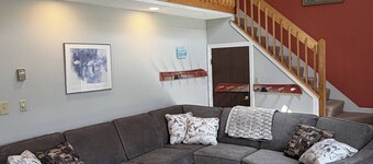 Welcoming 3BR Townhouse in Charming North Woodstock - Walking Distance to Center