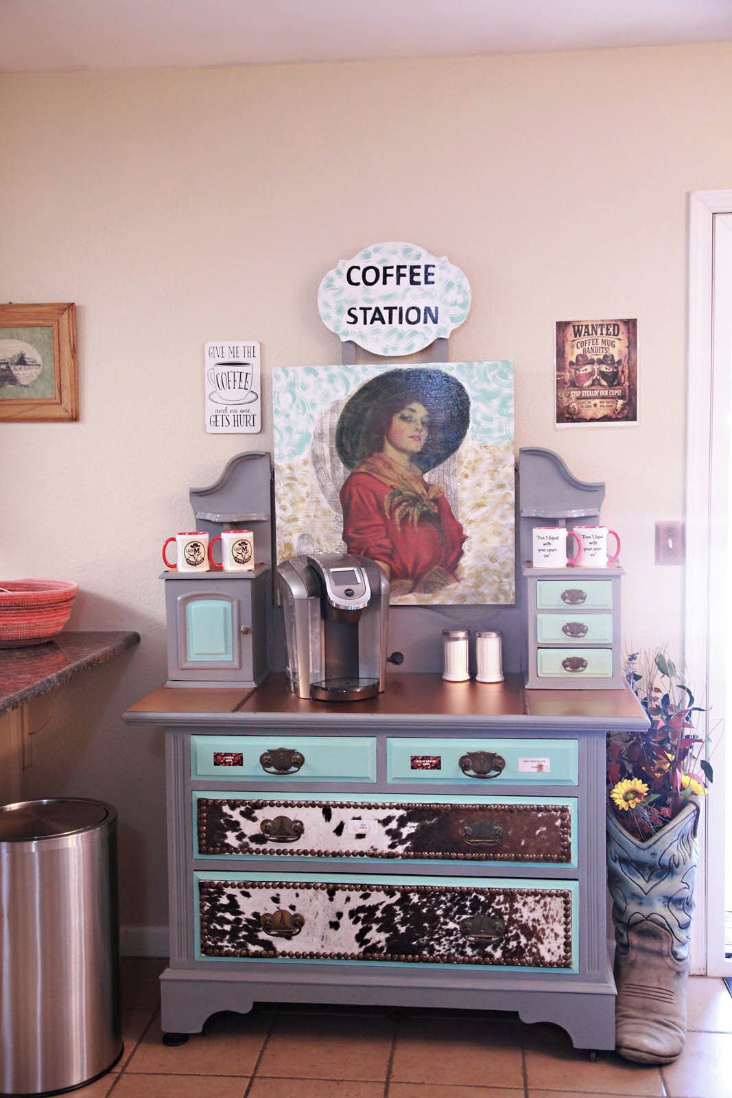 Eine Kaffeestation im Vintage-Stil mit einer Kaffeemaschine und einem Schild, auf dem 'COFFEE STATION' steht.