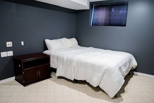 2 habitaciones, tabla de planchar con plancha, internet y ropa de cama