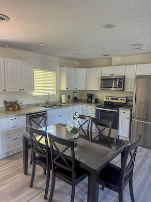 Fridge, microwave, oven, stovetop - 3BR Home - Prime Pigeon Forge Location - Near Dining & Shops!! (Pigeon Forge)