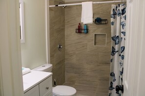 Shower, hair dryer, towels, toilet paper - 3BR Home - Prime Pigeon Forge Location - Near Dining & Shops!! (Pigeon Forge)