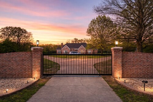  11-Acre fenced 3500 SqFt Ranch on I-30, 2 King Suites, 1 Story. 10 Beds. Pond.