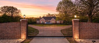 11-Acre fenced 3500 SqFt Ranch on I-30, 2 King Suites, 1 Story. 10 Beds. Pond.