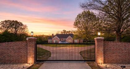 11 Acre Ranch, 3,500 Sq Ft Single Story, Sleeps 14, Pond, Near Lakes, Off I-30