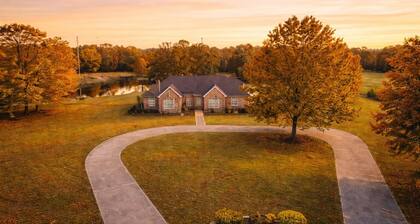 Single Story, 3500 sq Ft, fenced, 11-Acre Ranch, pond, two King Suites, Off I-30