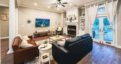 11 Acre Ranch, 3,500 Sq Ft one story, Sleeps 15, Pond, Two king suite, Off I-30