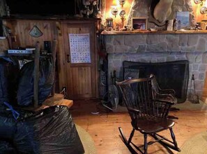 Interior - 2-bedroom cabin With Functional Roof and Various Indoor Seating Areas (Wolfeboro)