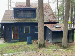 Exterior - 2-bedroom cabin With Functional Roof and Various Indoor Seating Areas (Wolfeboro)