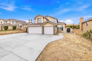 Exterior - Spacious 5-bedroom house in hillside of Palmdale (Palmdale)