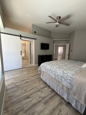 5 bedrooms, iron/ironing board, WiFi, bed sheets - Spacious 5-bedroom house in hillside of Palmdale (Palmdale)