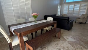 Un espace repas avec une table en bois, des bancs et des chaises.