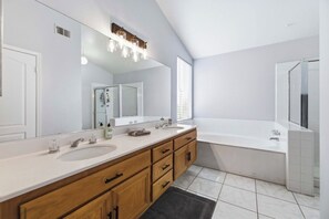 Shower, towels, soap, toilet paper - Spacious 5-bedroom house in hillside of Palmdale (Palmdale)