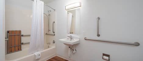 Secador de cabelo, toalhas de banho, papel higiênico