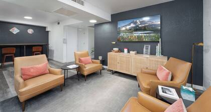 Modern 1-bedroom hotel with kitchenette in the heart of Centralia!