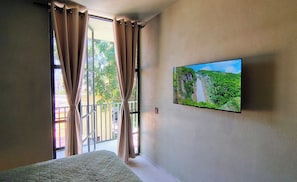 Deluxe Queen Room | Down comforters, pillowtop beds, in-room safe, blackout drapes - Hospedarte Central Hotel (Guadalajara)