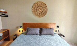 Camera Deluxe, 1 letto king | Copriletto in piuma, materassi a doppio strato, una cassaforte in camera