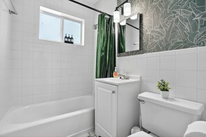 Hair dryer, towels, soap, toilet paper - Tropical Miami Escape with Free Parking (Miami)