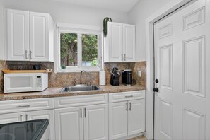 Microwave, oven, stovetop - Tropical Miami Escape with Free Parking (Miami)