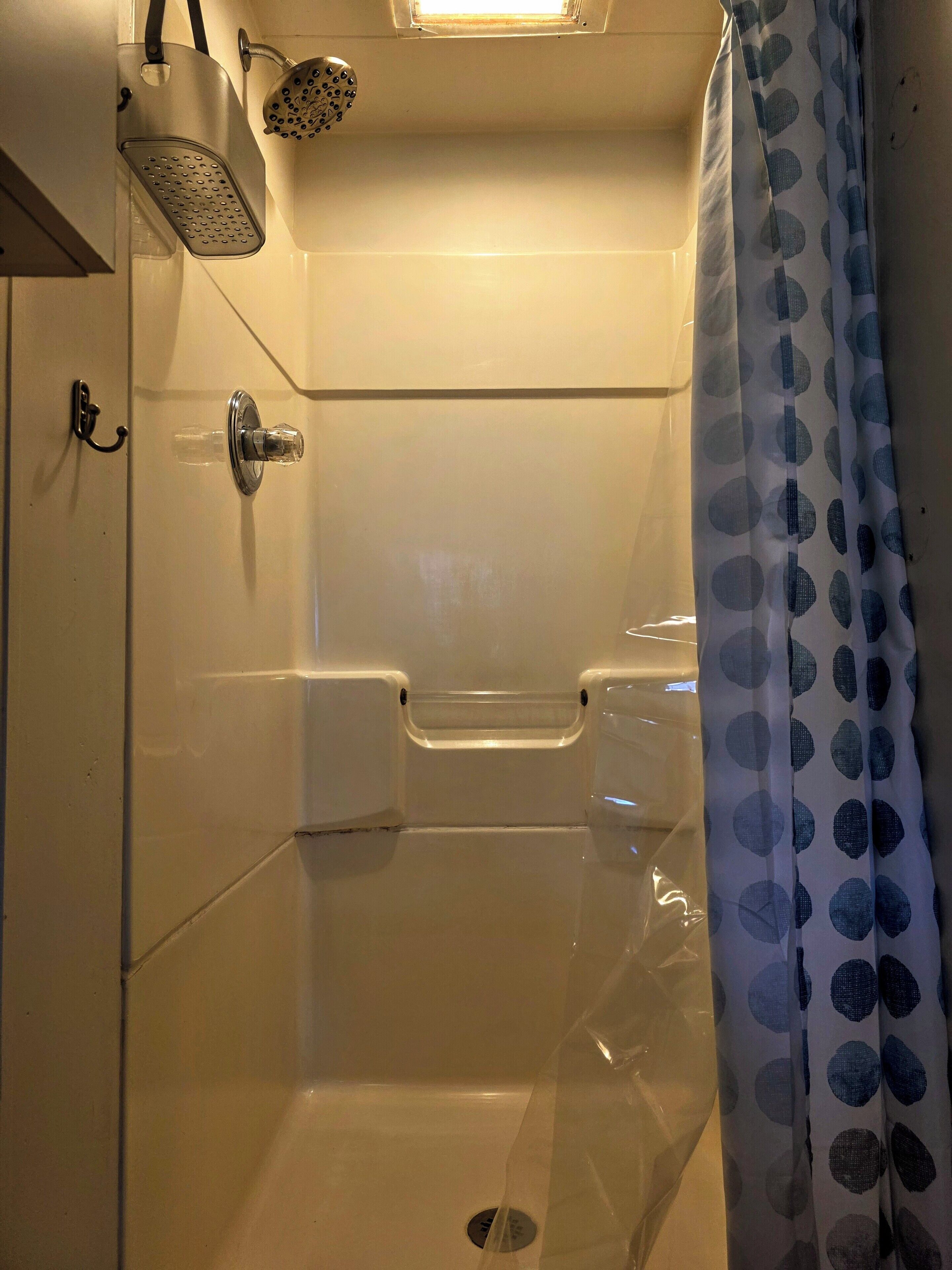 タオル、石鹸、シャンプー、トイレットペーパー