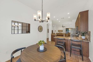 Dining - Westminster Retreat - Contemporary Oro Valley home w/ fire pit and putting green (Oro Valley)