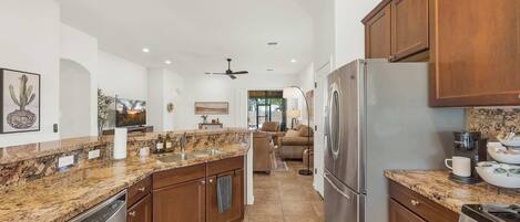 Refrigerador, microondas, horno, placa de cocina