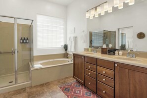 Shower, jetted bath, hair dryer, towels - Westminster Retreat - Contemporary Oro Valley home w/ fire pit and putting green (Oro Valley)