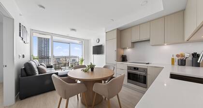 Stylish Luxury Condo Apartment | Central Surrey 10 min walk