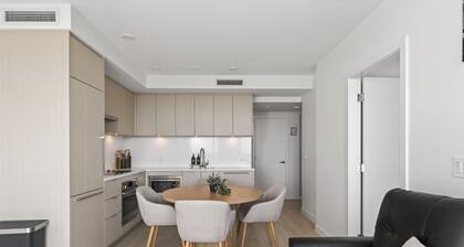 Stylish Luxury Condo Apartment | Central Surrey 10 min walk