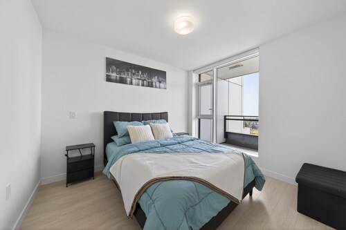 Stylish Luxury Condo Apartment | Central Surrey 10 min walk