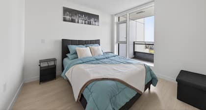Stylish Luxury Condo Apartment | Central Surrey 10 min walk