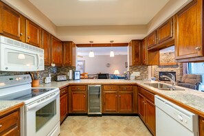 Fridge, microwave, oven, stovetop - 2BR Lake View Condo - Beach, Pools, Hot Tub, Sauna, Steam Room, Pickle Ball, Tennis (Osage Beach)