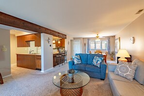 TV, table football, ping pong - 2BR Lake View Condo - Beach, Pools, Hot Tub, Sauna, Steam Room, Pickle Ball, Tennis (Osage Beach)