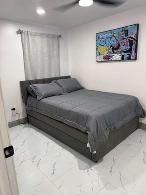 3 slaapkamers, een strijkplank/strijkijzer, wifi, beddengoed