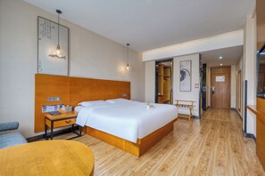 Superior Double Room, City View | Meja, ruang kerja komputer riba, langsir/tirai gelap terus, kalis bunyi 