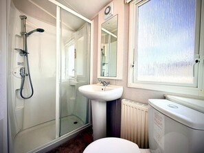 Douche, sèche-cheveux, serviettes fournies