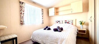 2 Bed - Sleeps 6 - Pets - Parking - Wifi