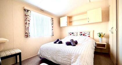 2 Bed - Sleeps 6 - Pets - Parking - Wifi