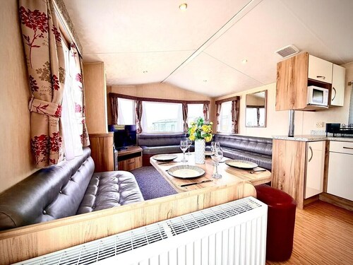 2 Bed - Sleeps 6 - Pets - Parking - Wifi