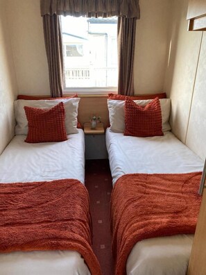 Room - 3-Bed Caravan, Sleeps 8 w Parking, 15 min to Beach (Lincolnshire)