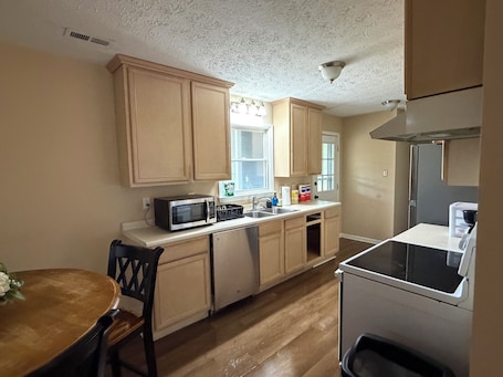 Microwave, oven, stovetop, dishwasher. Your home away from home