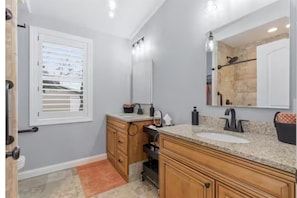 Shower, hair dryer, towels, soap - WyNot! Monument House (Rapid City)