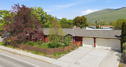 Family Friendly 4BR / 2.5 BA Fenced Yard Pets OK Across from Splash MT & Park