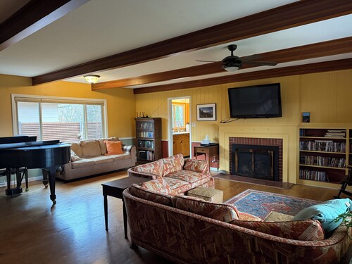 Family Friendly 4BR  / 2.5 BA  Fenced Yard Pets OK Across from Splash MT  & Park