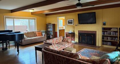 Family Friendly 4BR / 2.5 BA Fenced Yard Pets OK Across from Splash MT & Park