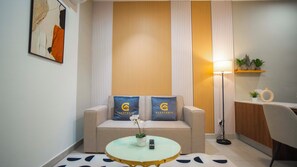 Apartament Deluxe, 1 dormitori | Sala d'estar | Televisor LCD de 32 polzades amb canals digitals 
