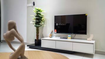 Lägenhet Deluxe - 1 sovrum | Vardagsrum | 32-tums LCD-tv med digitalkanaler