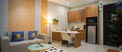 Apartemen Deluks, 1 kamar tidur | Area keluarga | Televisi LCD 32-inci dengan saluran TV digital