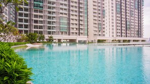 Una piscina al aire libre